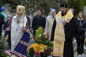 Panikhida solennelle en mémoire des soldats et officiers des Armées Blanches, organisée par l'Union des Descendants des Gallipoliens, concélébrée par Mgr Michel de Genève et Mgr Nestor de Chersonèse, le samedi 24 novembre 2018 à 15 heures au Cimetière Russe de Sainte-Geneviève-des-Bois.