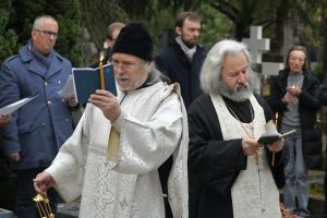 Panikhida solennelle en mémoire des soldats et officiers des Armées Blanches, organisée par l'Union des Descendants des Gallipoliens, concélébrée par Mgr Michel de Genève et Mgr Nestor de Chersonèse, le samedi 24 novembre 2018 à 15 heures au Cimetière Russe de Sainte-Geneviève-des-Bois.