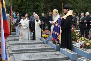 Panikhida solennelle en mémoire des soldats et officiers des Armées Blanches, organisée par l'Union des Descendants des Gallipoliens, concélébrée par Mgr Michel de Genève et Mgr Nestor de Chersonèse, le samedi 24 novembre 2018 à 15 heures au Cimetière Russe de Sainte-Geneviève-des-Bois.