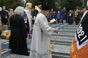 Panikhida solennelle en mémoire des soldats et officiers des Armées Blanches, organisée par l'Union des Descendants des Gallipoliens, concélébrée par Mgr Michel de Genève et Mgr Nestor de Chersonèse, le samedi 24 novembre 2018 à 15 heures au Cimetière Russe de Sainte-Geneviève-des-Bois.