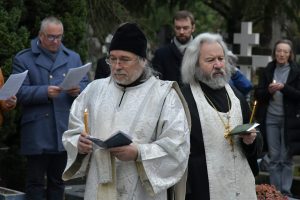 Panikhida solennelle en mémoire des soldats et officiers des Armées Blanches, organisée par l'Union des Descendants des Gallipoliens, concélébrée par Mgr Michel de Genève et Mgr Nestor de Chersonèse, le samedi 24 novembre 2018 à 15 heures au Cimetière Russe de Sainte-Geneviève-des-Bois.