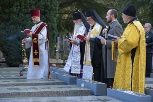 Panikhida solennelle en mémoire des soldats et officiers des Anrées Blanches en exil à Gallipoli, le samedi 25 novembre 2017 au Cimetière Russe de Sainte-Geneviève-des-Bois.