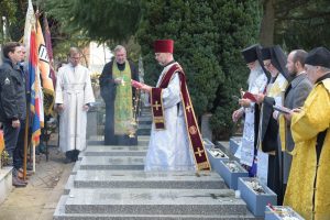 Panikhida solennelle en mémoire des soldats et officiers des Anrées Blanches en exil à Gallipoli, le samedi 25 novembre 2017 au Cimetière Russe de Sainte-Geneviève-des-Bois.