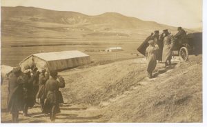начальник-1-й-пехотной-дивизии-ген-В.К.-Витковский-отдаёт-рапорт-генералу-А.П.-Кутепову